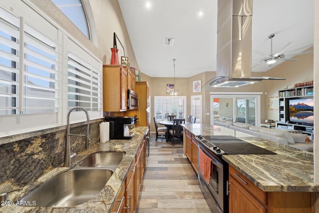 Image 6 of property listing at 6123 W FALLEN LEAF Lane, Glendale, AZ 85310