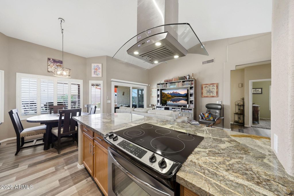 Image 8 of property listing at 6123 W FALLEN LEAF Lane, Glendale, AZ 85310