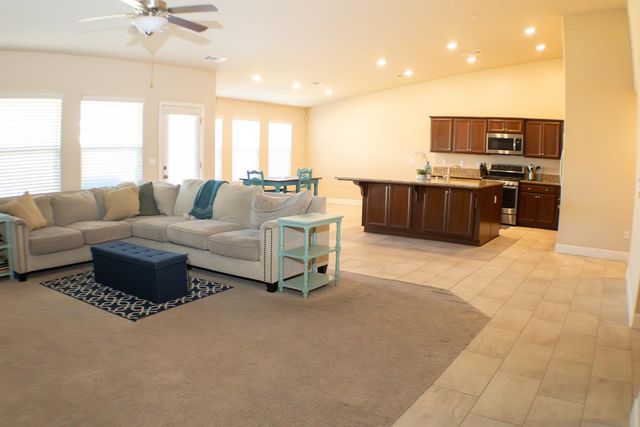 400 Pinewood Avenue, Sanger, CA 93657