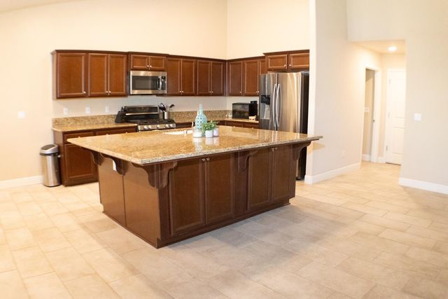 400 Pinewood Avenue, Sanger, CA 93657