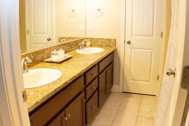 400 Pinewood Avenue, Sanger, CA 93657