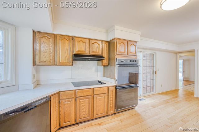 27966 Trailwood Court, Farmington, MI 48331
