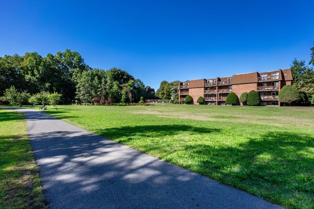 142 Kenrick 23, Boston, MA 02135