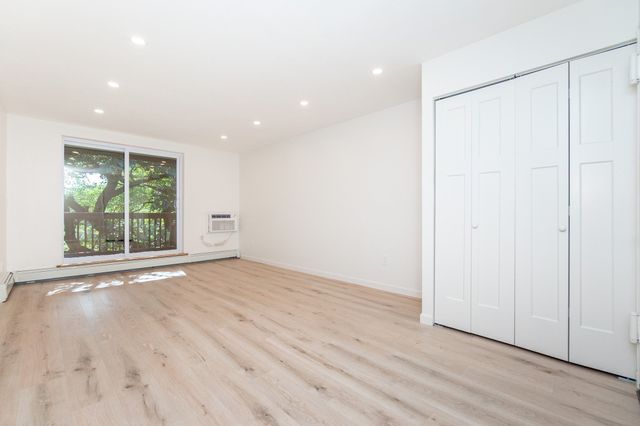 142 Kenrick 23, Boston, MA 02135