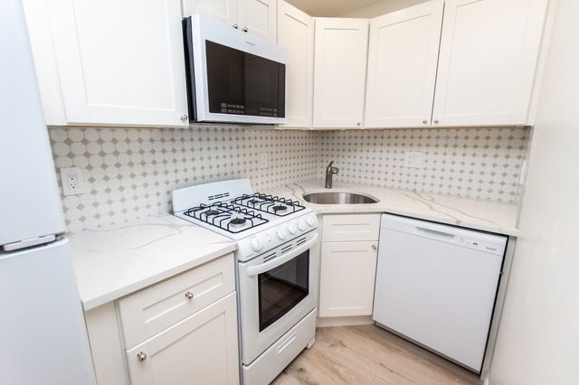 142 Kenrick 23, Boston, MA 02135