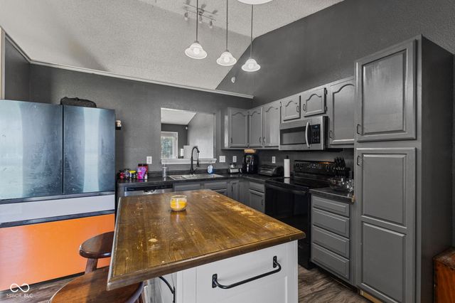 2227 Rolling Hill Court, Columbus, IN 47201