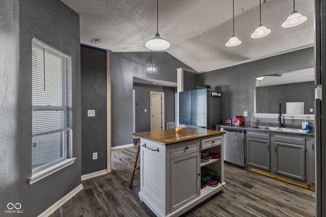 2227 Rolling Hill Court, Columbus, IN 47201
