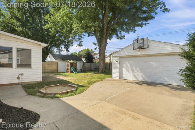 1206 Hawthorne Road, Grosse Pointe Woods, MI 48236