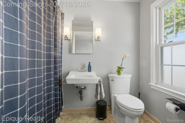 1206 Hawthorne Road, Grosse Pointe Woods, MI 48236