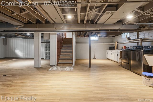 1206 Hawthorne Road, Grosse Pointe Woods, MI 48236