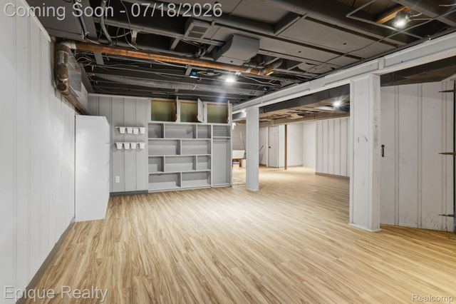 1206 Hawthorne Road, Grosse Pointe Woods, MI 48236