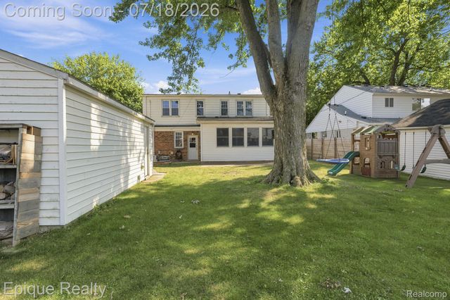 1206 Hawthorne Road, Grosse Pointe Woods, MI 48236