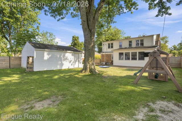 1206 Hawthorne Road, Grosse Pointe Woods, MI 48236