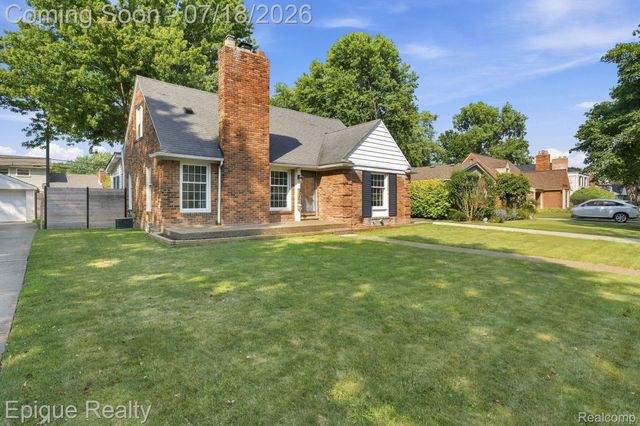 1206 Hawthorne Road, Grosse Pointe Woods, MI 48236