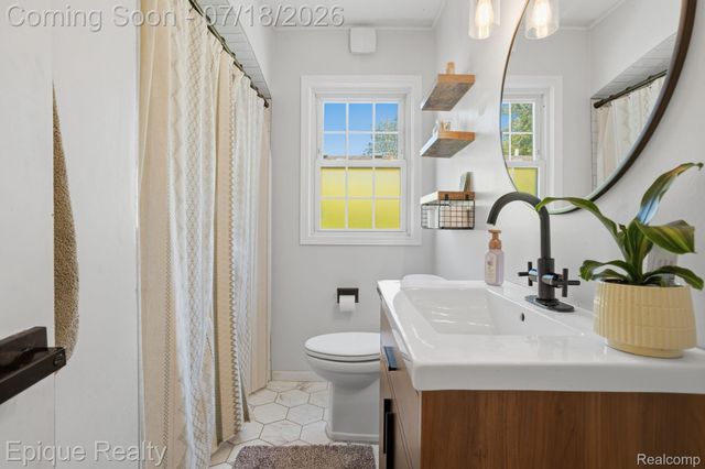 1206 Hawthorne Road, Grosse Pointe Woods, MI 48236