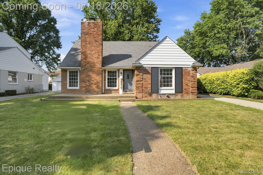 1206 Hawthorne Road, Grosse Pointe Woods, MI 48236