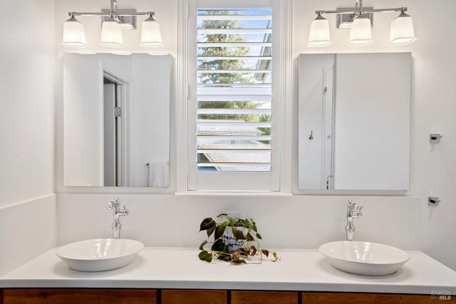 120 Eichten Ln, Penngrove, CA 94951