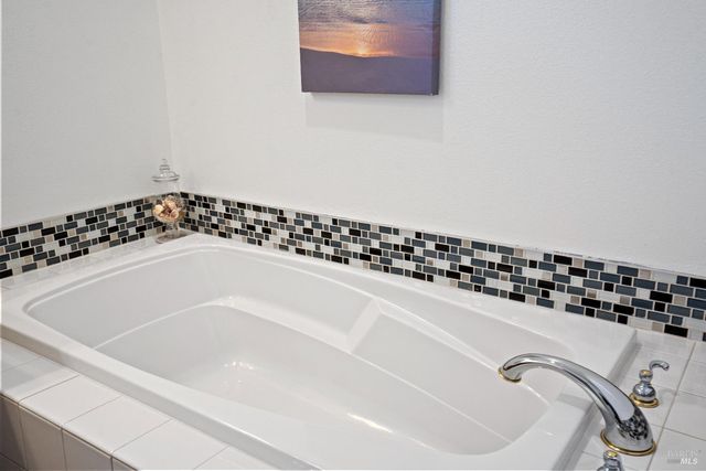 120 Eichten Ln, Penngrove, CA 94951