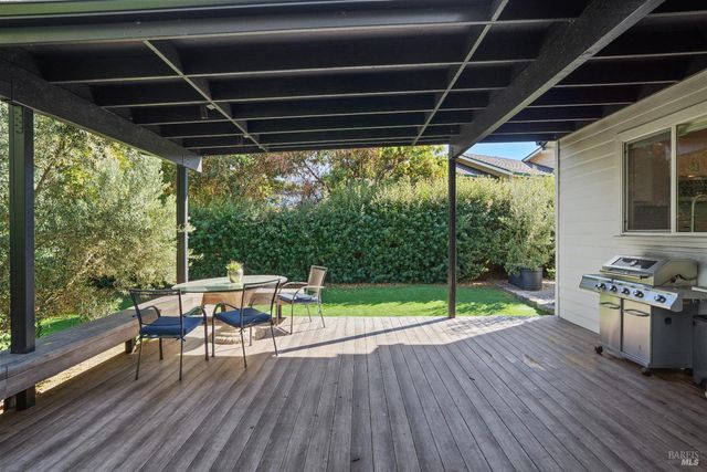 120 Eichten Ln, Penngrove, CA 94951