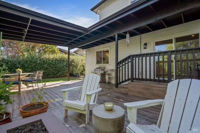 120 Eichten Ln, Penngrove, CA 94951