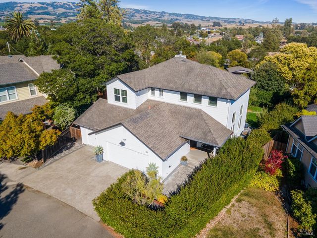 120 Eichten Ln, Penngrove, CA 94951