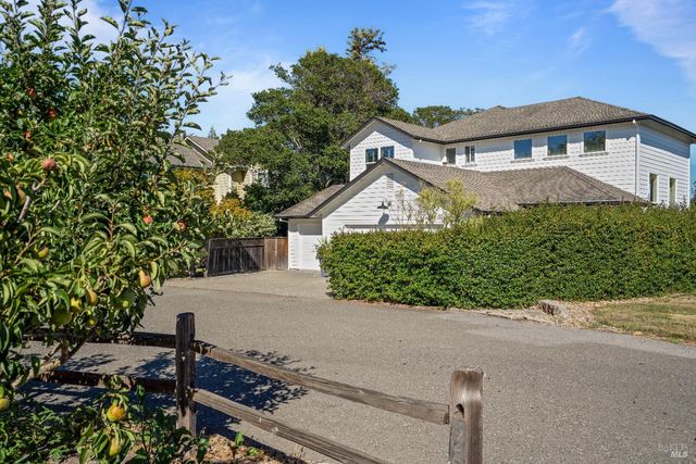 120 Eichten Ln, Penngrove, CA 94951