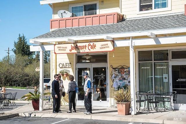 120 Eichten Ln, Penngrove, CA 94951