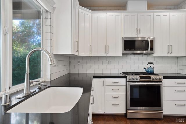 120 Eichten Ln, Penngrove, CA 94951