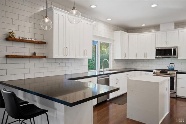 120 Eichten Ln, Penngrove, CA 94951