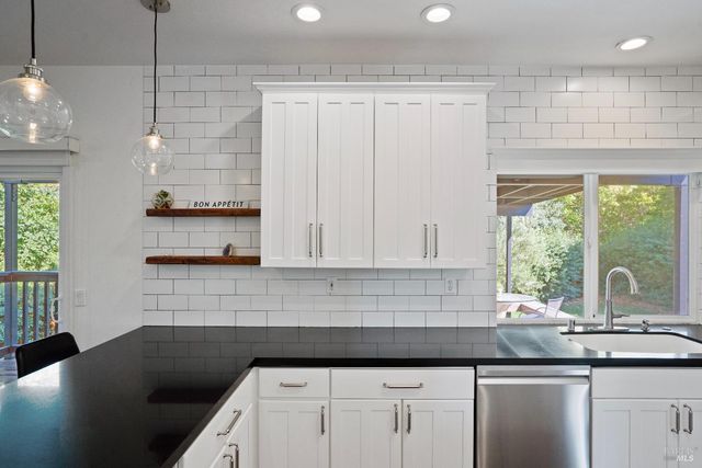 120 Eichten Ln, Penngrove, CA 94951