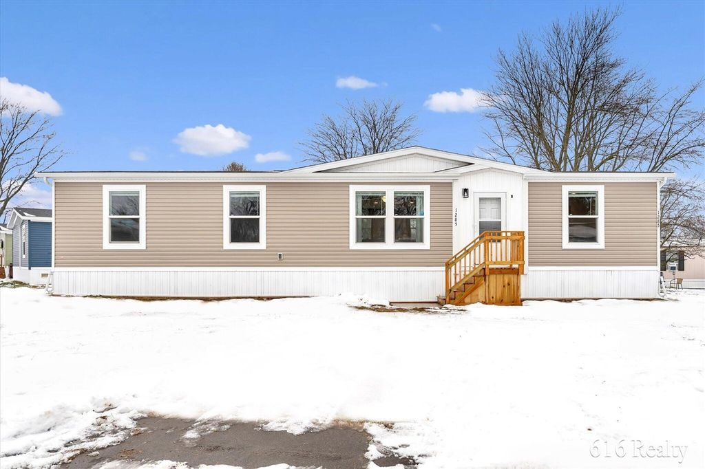 1285 Ashbrook Street, Belmont, MI 49306