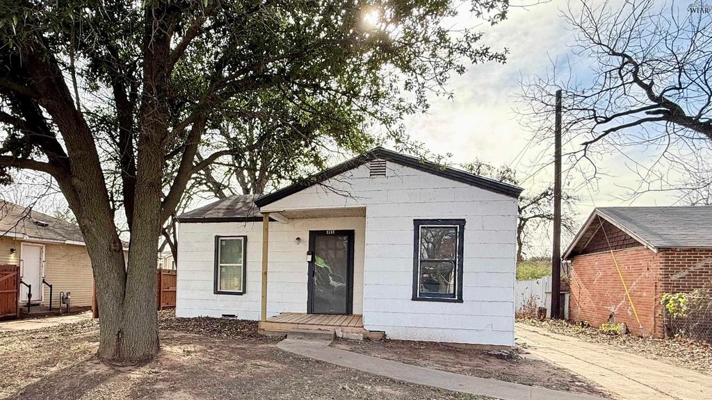 2215 ROBERTS AVENUE, Wichita Falls, TX 76301