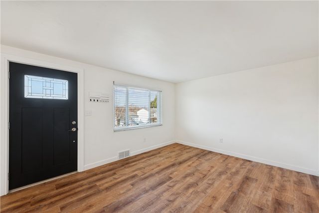 6329 Crestview Dr, South Park, PA 15129