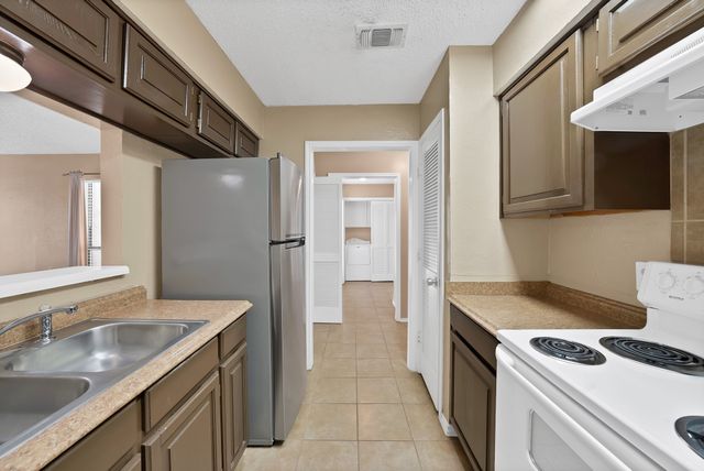 935 Cedarland Boulevard, Arlington, TX 76011
