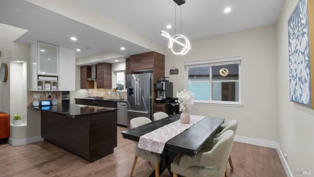 3720 Deauville Pl, Santa Rosa, CA 95403