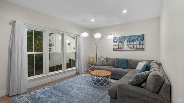 3720 Deauville Pl, Santa Rosa, CA 95403