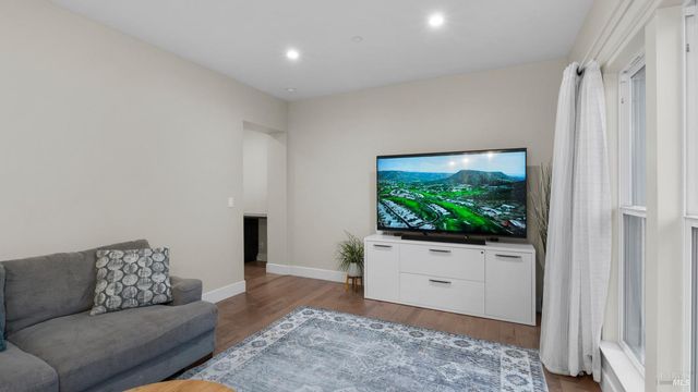 3720 Deauville Pl, Santa Rosa, CA 95403