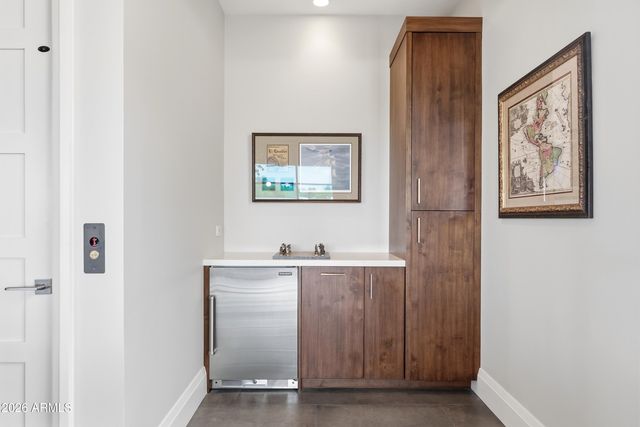 6180 N LAS BRISAS Drive, Paradise Valley, AZ 85253