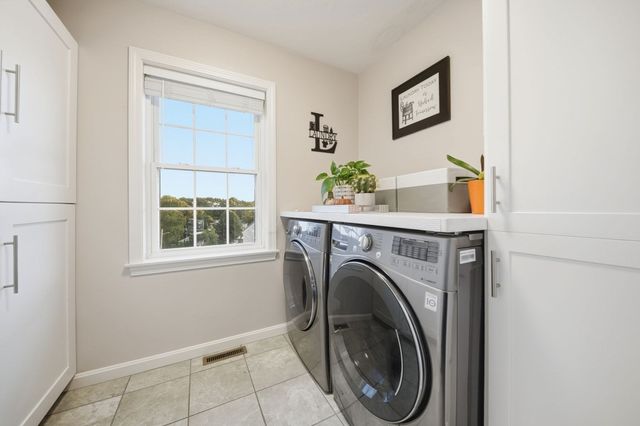 1 Tsitsinos Dr, Peabody, MA 01960