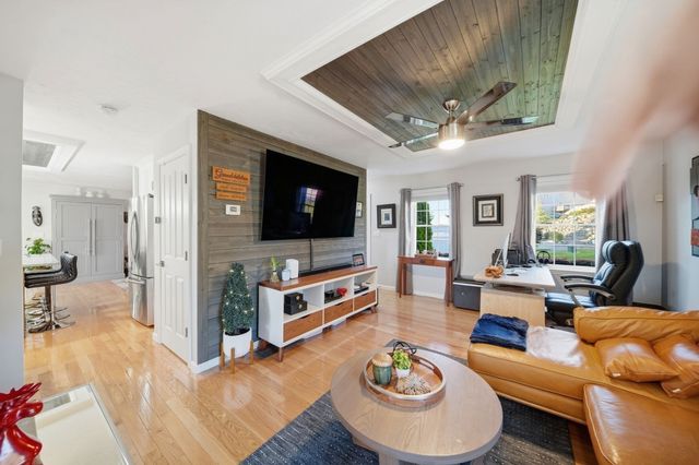 1 Tsitsinos Dr, Peabody, MA 01960