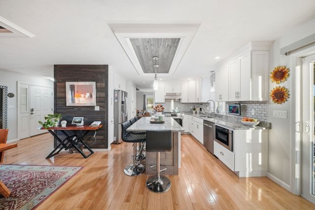1 Tsitsinos Dr, Peabody, MA 01960