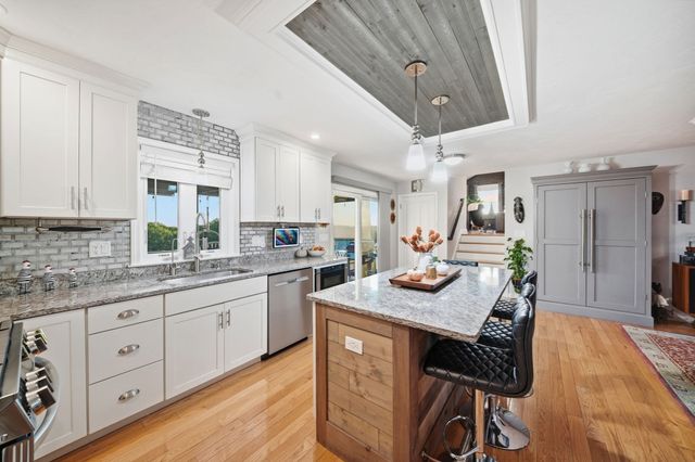 1 Tsitsinos Dr, Peabody, MA 01960