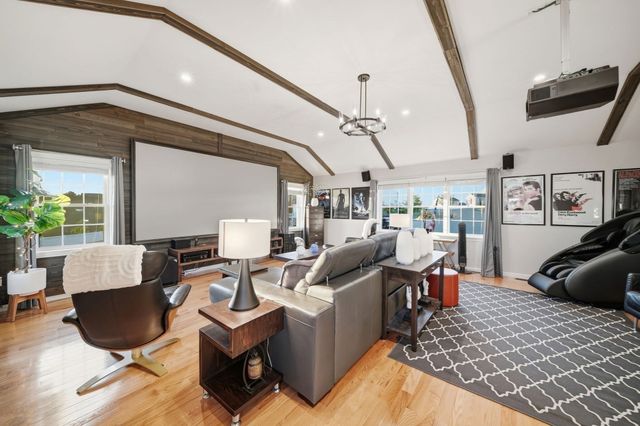 1 Tsitsinos Dr, Peabody, MA 01960