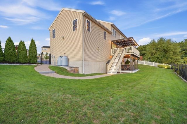 1 Tsitsinos Dr, Peabody, MA 01960