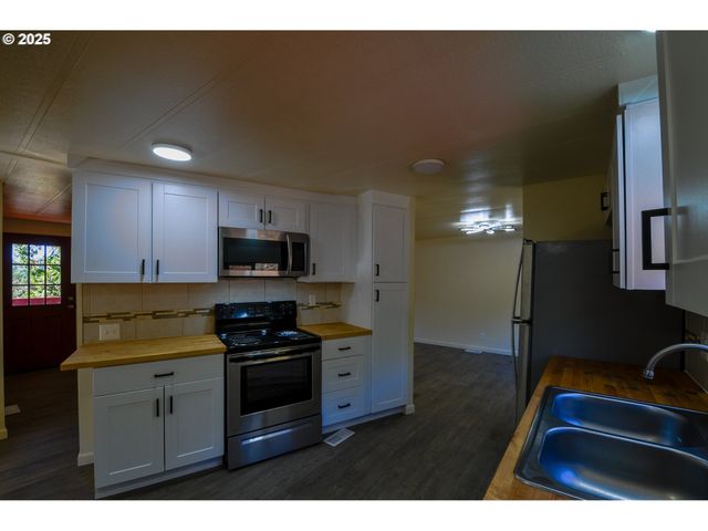 2193 CANYONVILLE RIDDLE Rd, Riddle, OR 97469