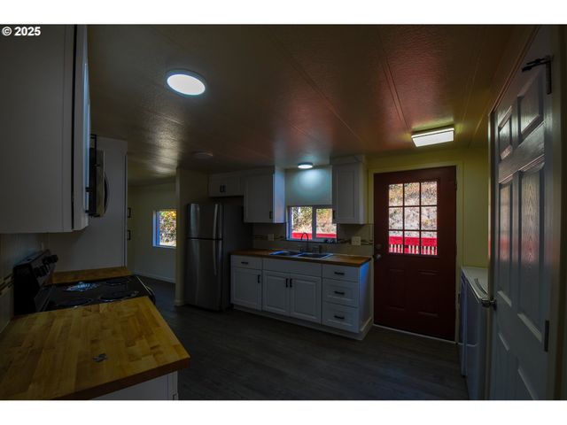 2193 CANYONVILLE RIDDLE Rd, Riddle, OR 97469