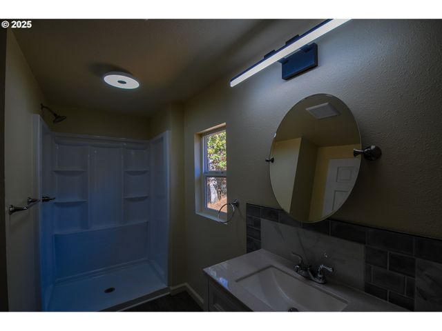 2193 CANYONVILLE RIDDLE Rd, Riddle, OR 97469