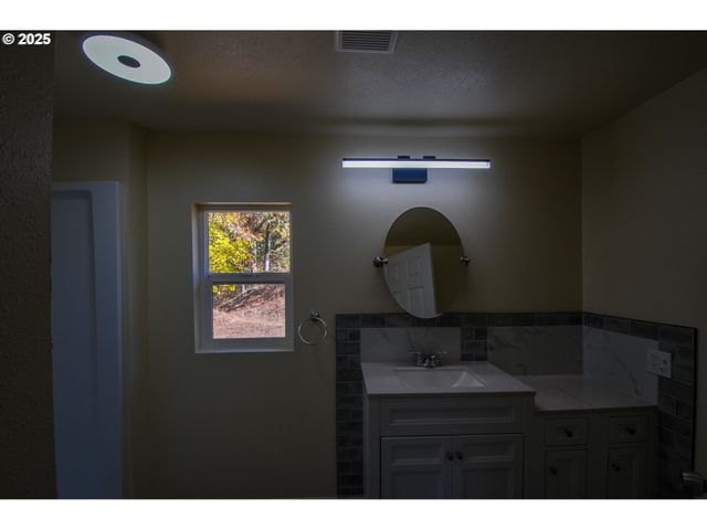 2193 CANYONVILLE RIDDLE Rd, Riddle, OR 97469