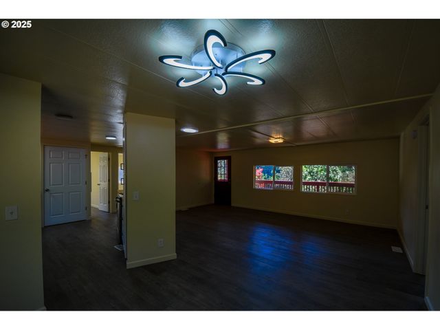 2193 CANYONVILLE RIDDLE Rd, Riddle, OR 97469