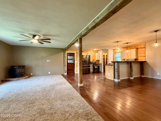 1604 E Chestnut Street, Carthage, MO 64836